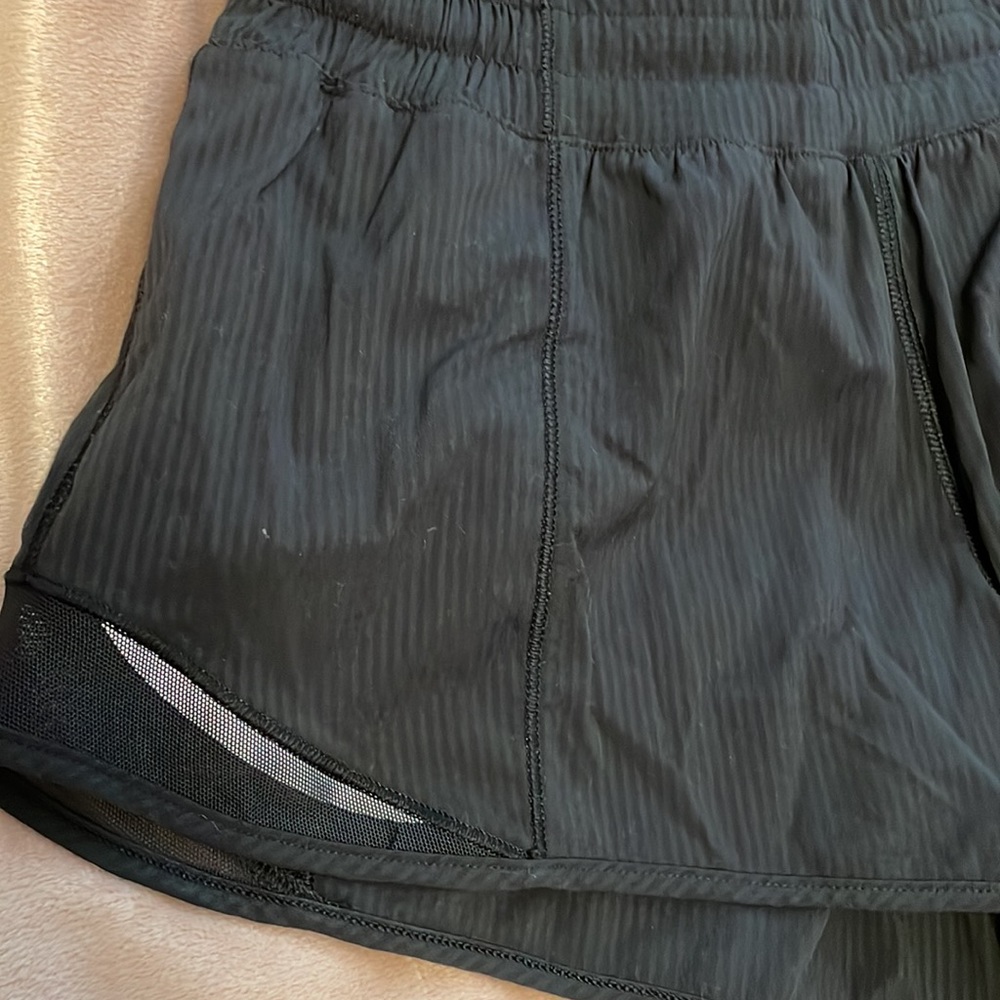 LULULEMON Hotty hot 2.5 low rise shorts - Picture 2 of 4